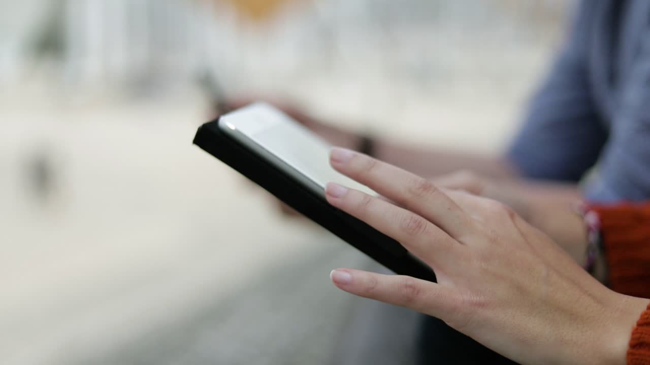 fotografía recortada de personas que usan dispositivos digitales