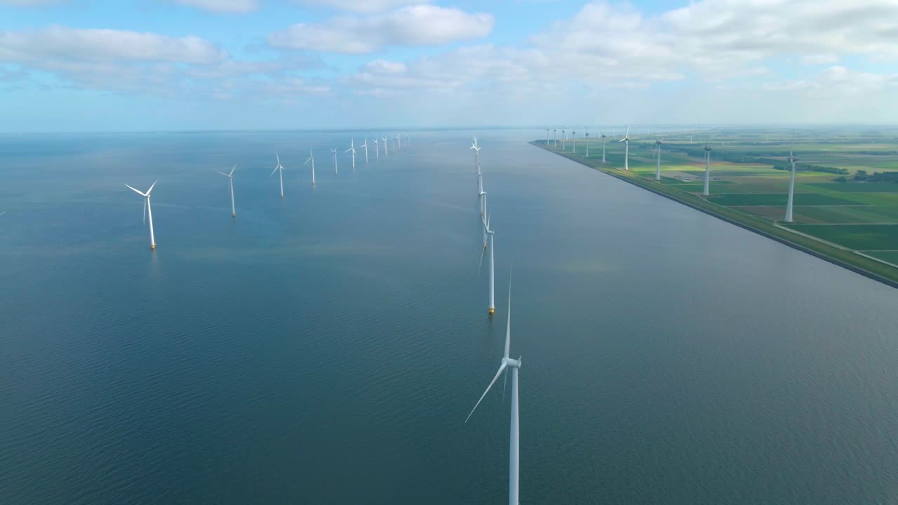 거대한 풍차 터빈, 바다에 있는 해상 풍차 농장, 웨스터메어 풍차 공원, 아름다운 밝은 날에 바다에서 고립된 풍차, 네덜란드, 플레볼랜드, 노르도오스트폴더