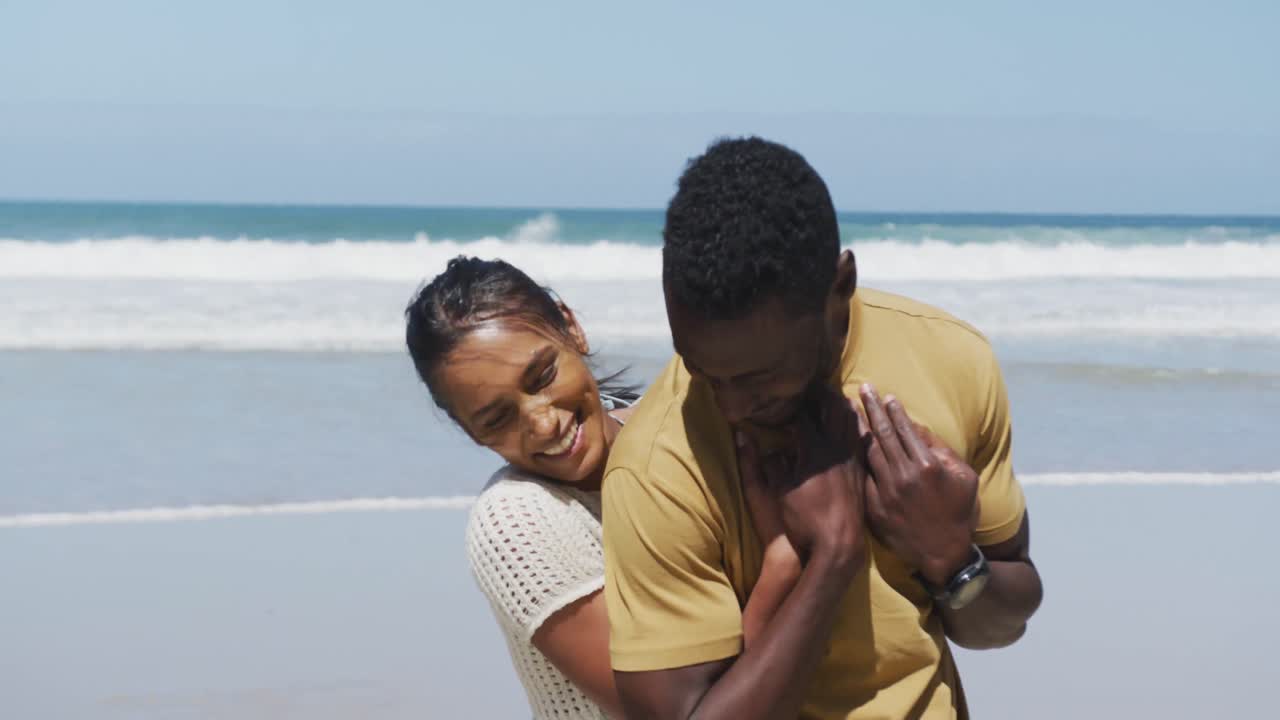 해변에서 서로 안아주고 포옹하는 행복한 아프리카계 미국인 부부