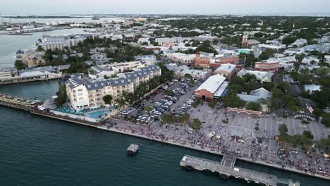 Mallory-Square-Und-Duval-Street-In-Key-West-Luftaufnahme-Von-Menschen,-Die-Sich-Zum-Sonnenuntergang-Versammeln