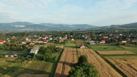 Efecto-Zoom-De-Imágenes-Aéreas-De-Un-Pueblo-Y-Montañas-En-El-Fondo