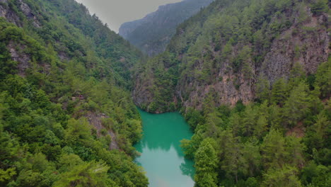 Malerische-Luftaufnahme-Des-Chouwen-sees-Entlang-Des-Malerischen-Nahr-Ibrahim-Im-Libanon