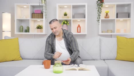 el viejo que recibió malas noticias por teléfono.
