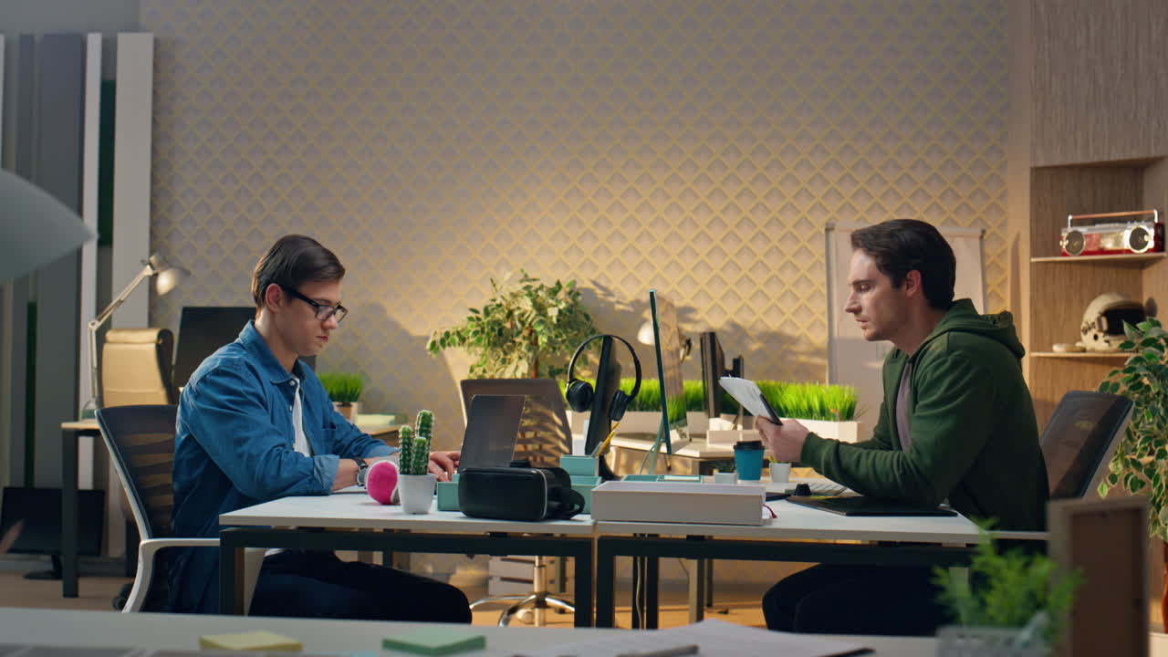 직장에서 컴퓨터를 사용하는 진지한 동료들, 캐비에서 일하는 바쁜 창작자들