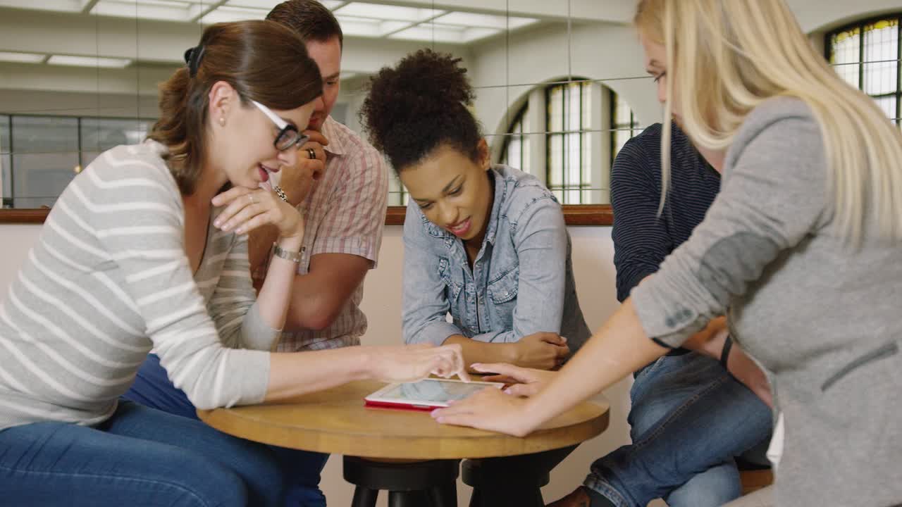 수염 난 남자의 의견을 묻는 사람들