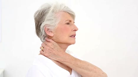 paciente herida frotando su cuello
