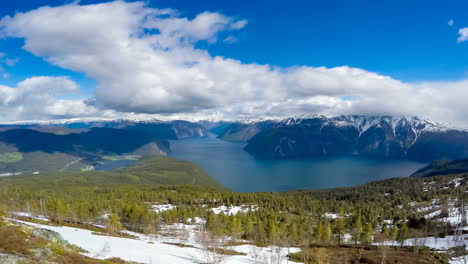 la hermosa naturaleza de noruega, el fiordo de sogne.