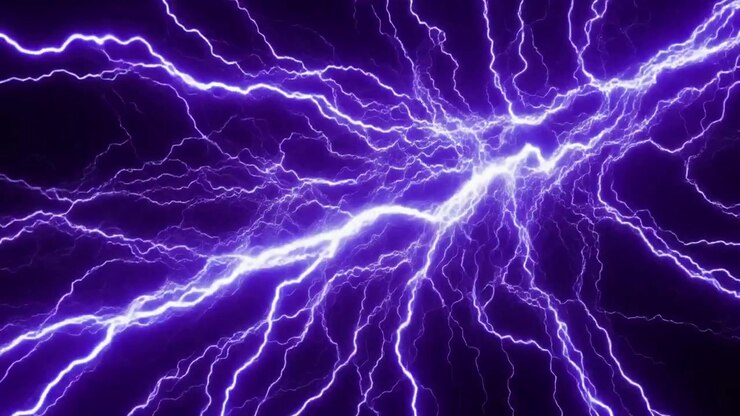 Fulmini viola intensi che colpiscono uno sfondo scuro