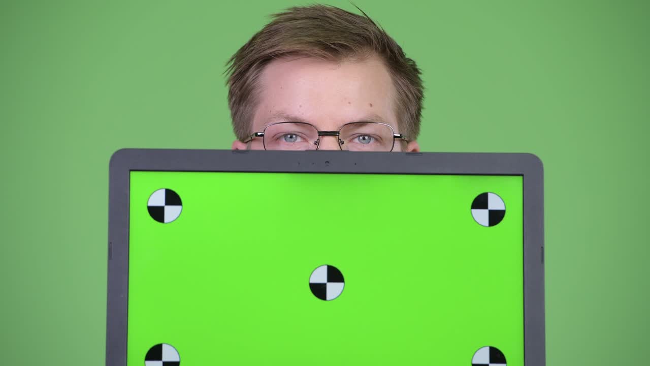 행복한 남자 의사는 크로마 키를 표시하는 녹색 화면 노트북 컴퓨터