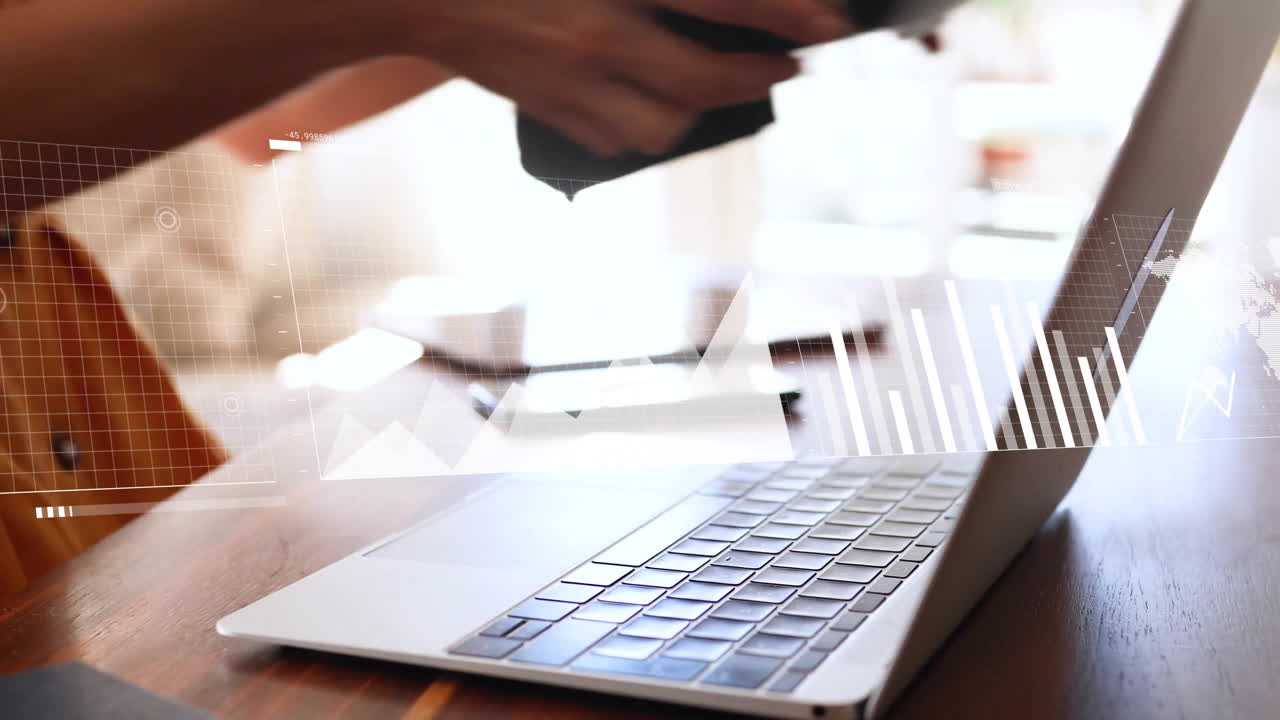 animazione dell'elaborazione dei dati finanziari su una donna caucasica che usa il tablet