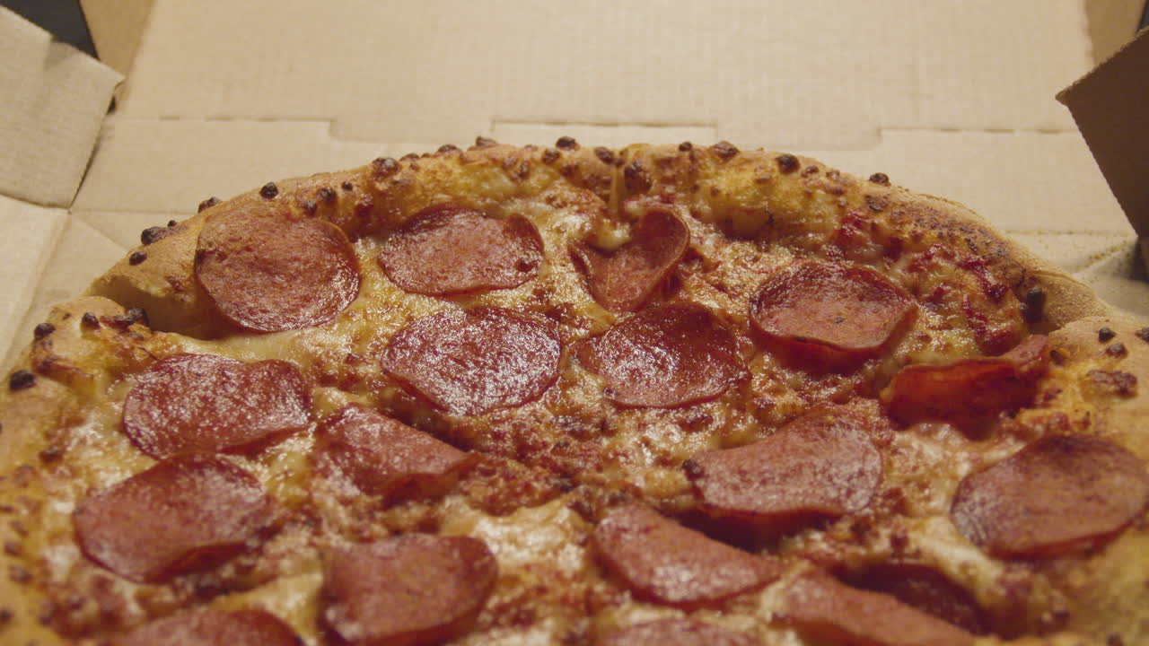 inclinar hacia arriba sobre la pizza de pepperoni - tiro medio