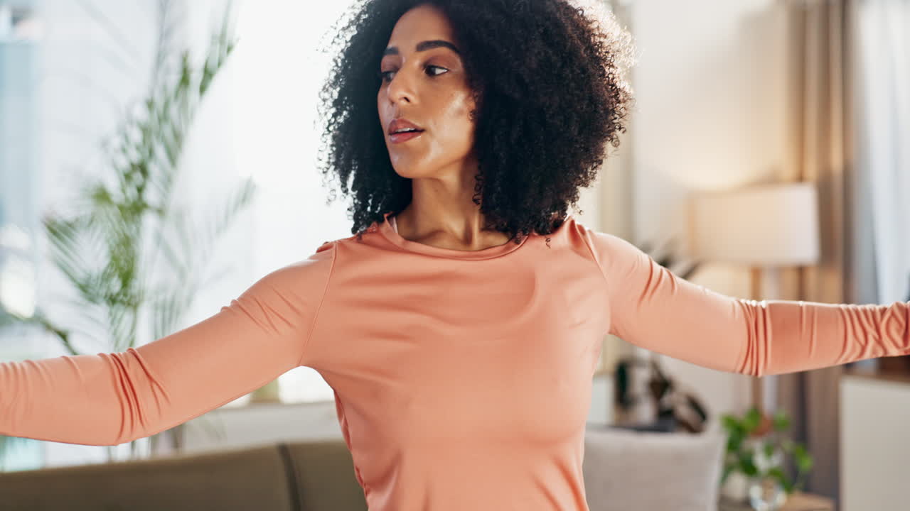 mujer haciendo yoga en el interior