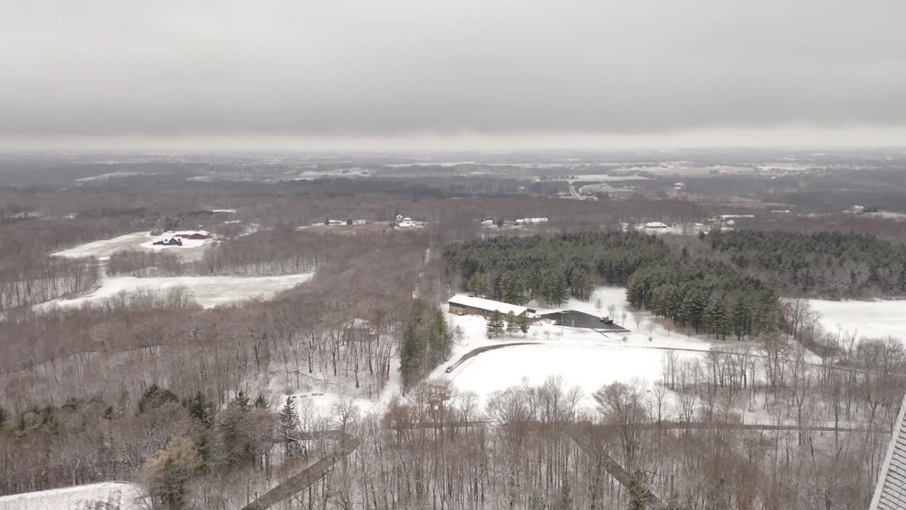 歷史悠久的聖山的電影空中景色