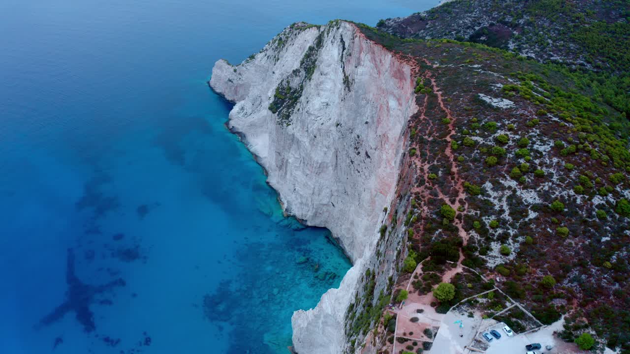 하얀 바다 절벽과 산들 공중