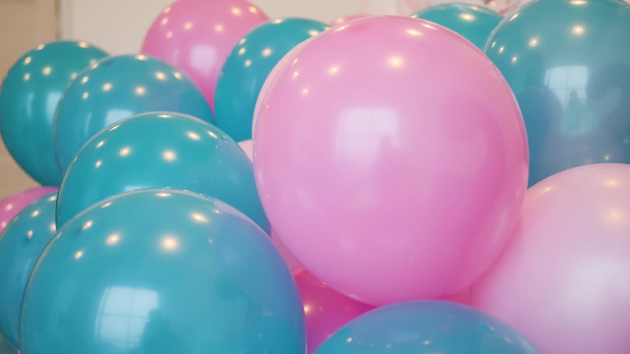 다채로운 파란색과 분홍색의 풍선들이 여 있습니다.