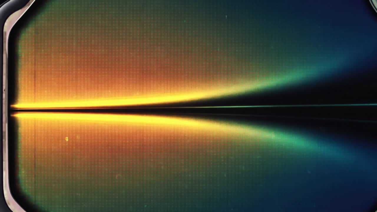 Lichtveeg die naadverschuiving veroorzaakt over een close-up paneel, met gespiegelde gradiënt en metalen frames