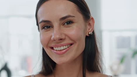 Pov-Chica-Alegre-Posando-En-El-Baño.-Retrato,-Satisfecho,-Mujer-Feliz,-En,-Aretes