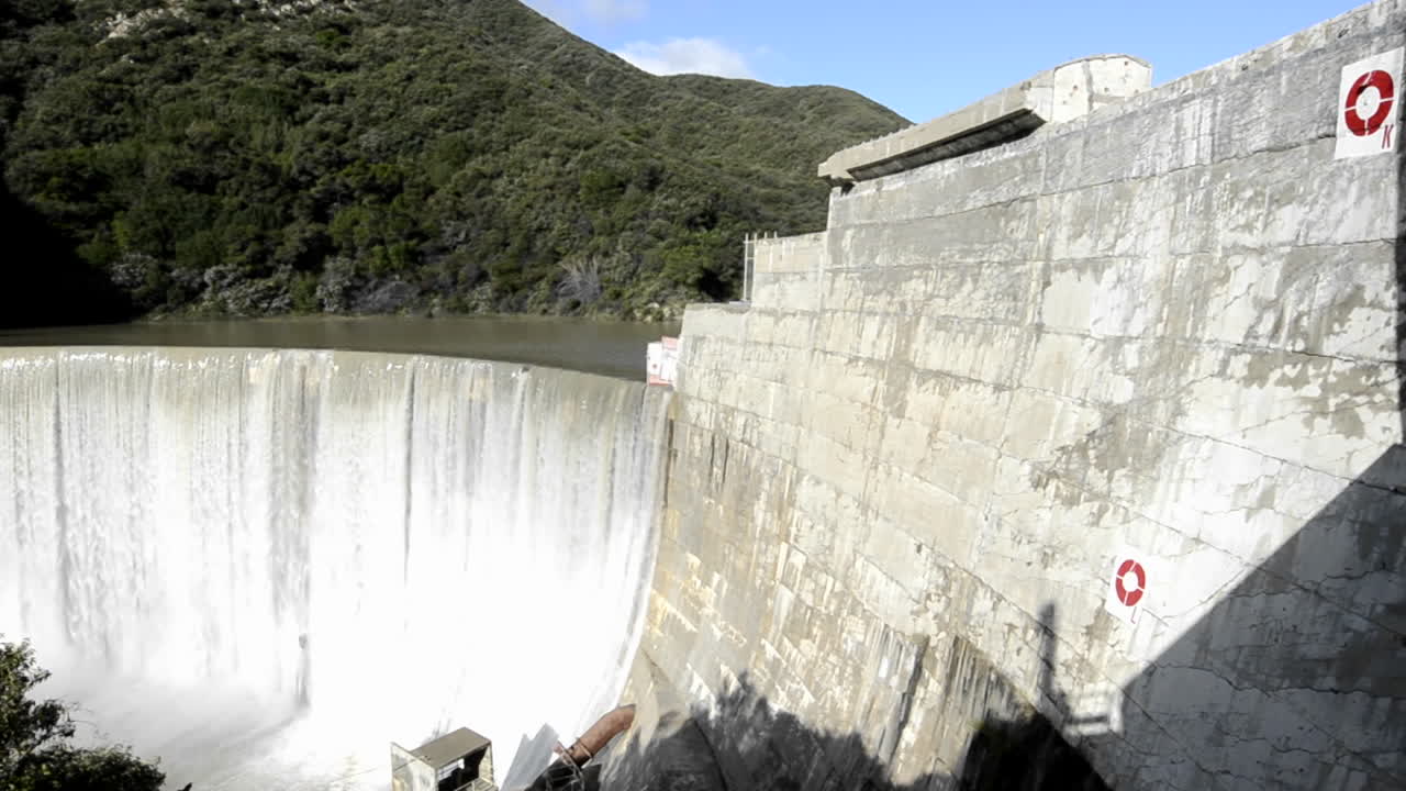 오하이오 캘리포니아 근처의 봄 폭풍우 이후 구식 마틸리야 댐 위로 쏟아지는 마틸리야 개울의 왼쪽 샷 패닝