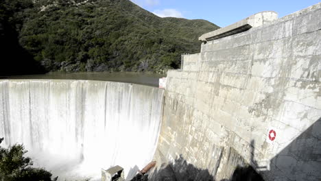 Schwenken-Der-Linken-Aufnahme-Von-Matilija-Creek,-Der-Nach-Einem-Frühlingssturm-In-Der-Nähe-Von-Ojai,-Kalifornien,-über-Den-Veralteten-Matilija-Staudamm-Verschüttet-Wurde