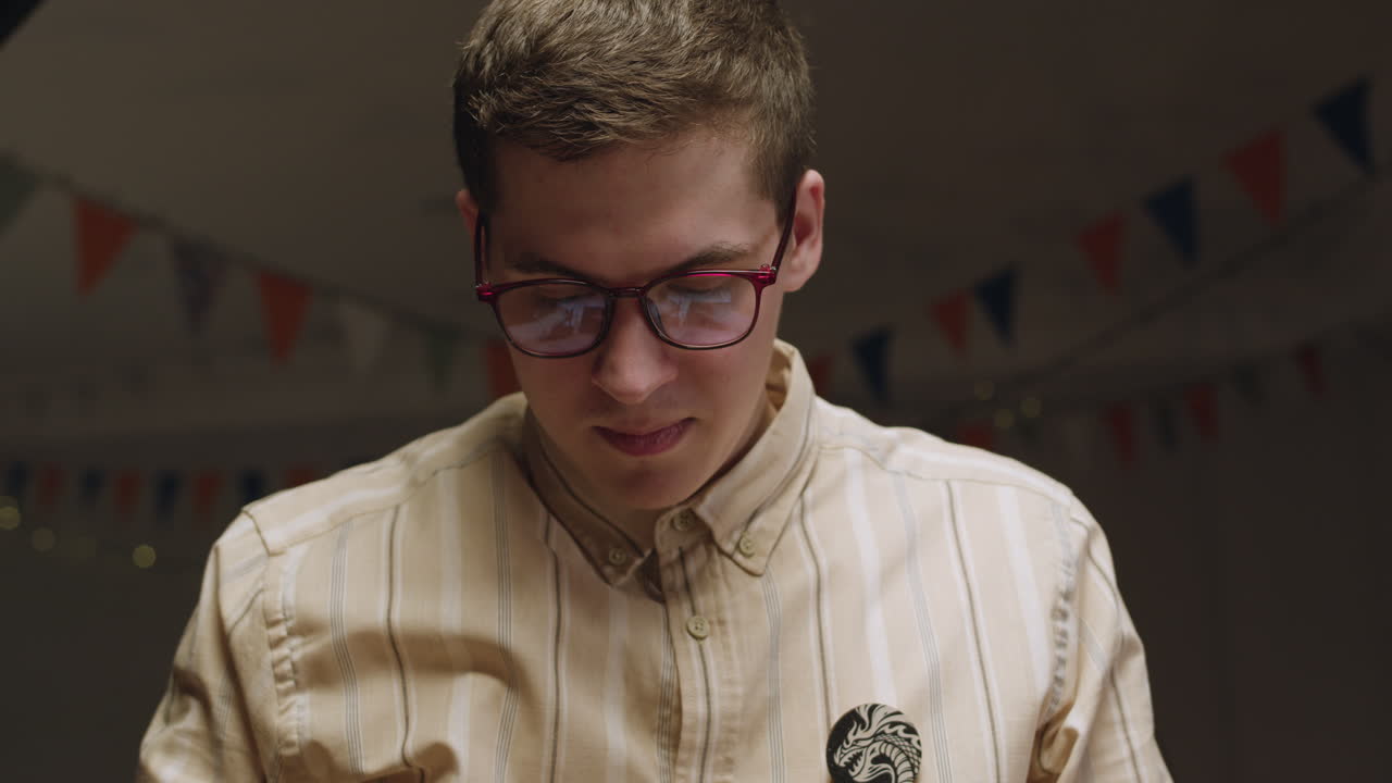 게임 마스터는 이야기를 들려줍니다.