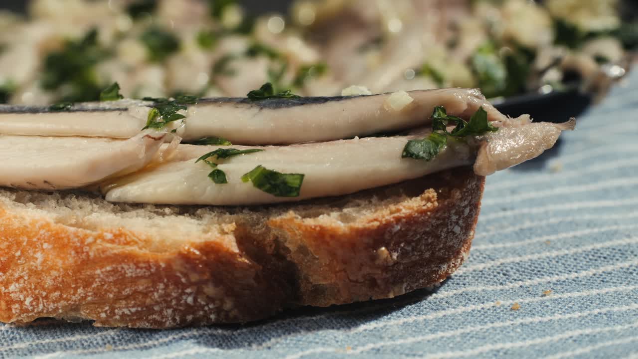 Färska havs-sardiner och anjovisfisk och Mullus visas på is i en marknadsbutik. Bakgrund med fisk och skaldjur, närbild på ett ställ med små salta vita fiskar