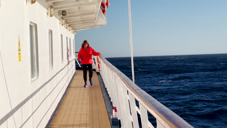 mujer caminando a bordo de un barco