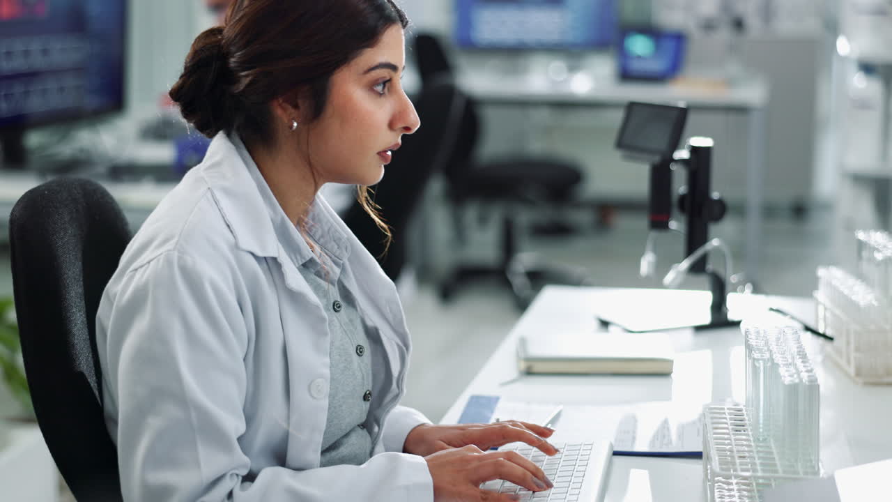 científicos que trabajan en un laboratorio