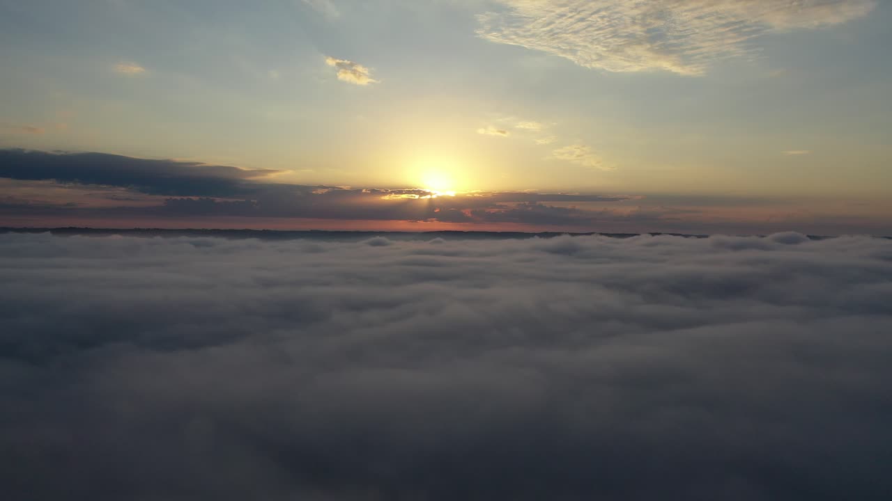 L'alba sopra le nuvole