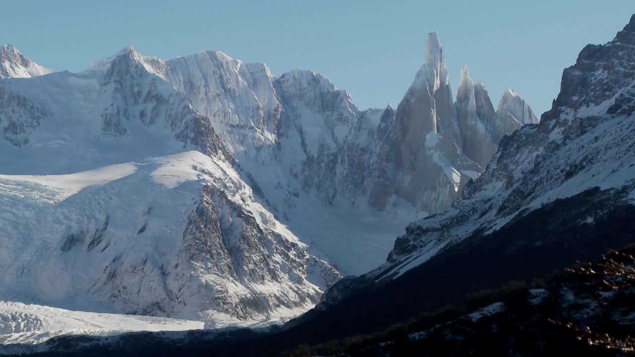 la straordinaria catena montuosa del fitzroy in patagonia argentina con ghiacciai innevati