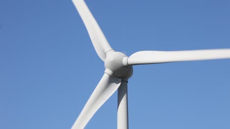 Primer-Plano-De-La-Turbina-De-Viento-Contra-Un-Cielo-Azul