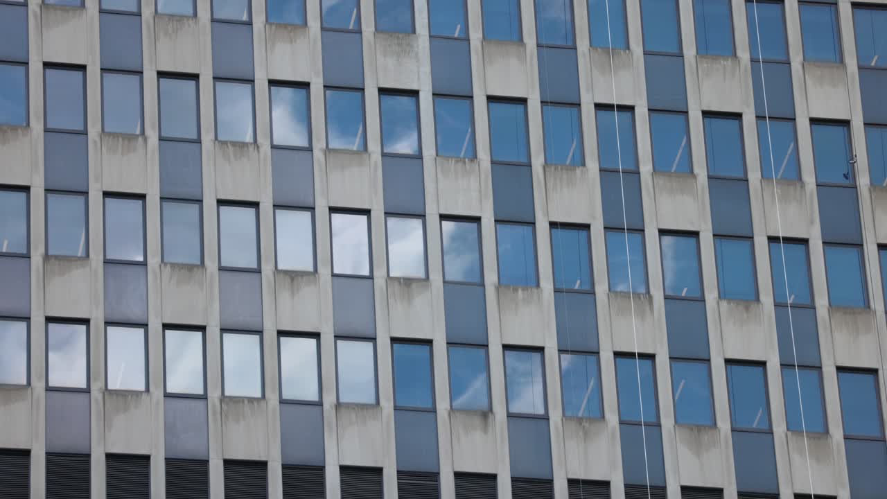 cerrar las nubes que se reflejan en las ventanas de los edificios de oficinas