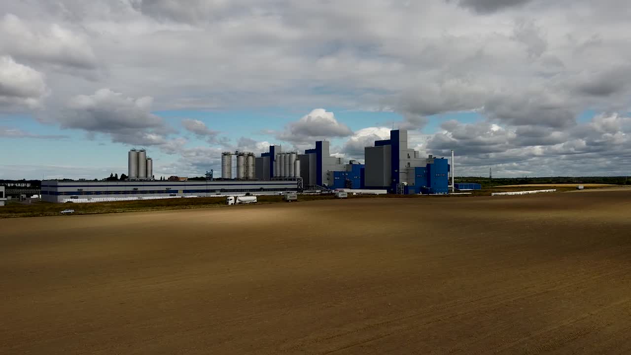 춤추는 불빛이 있는 공장과 들판의 애리얼 샷