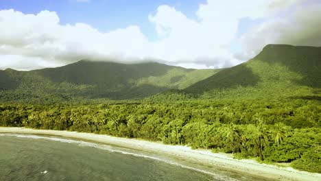 Vista-De-Vuelo-De-Pájaro-Desde-El-Océano-Hasta-La-Playa