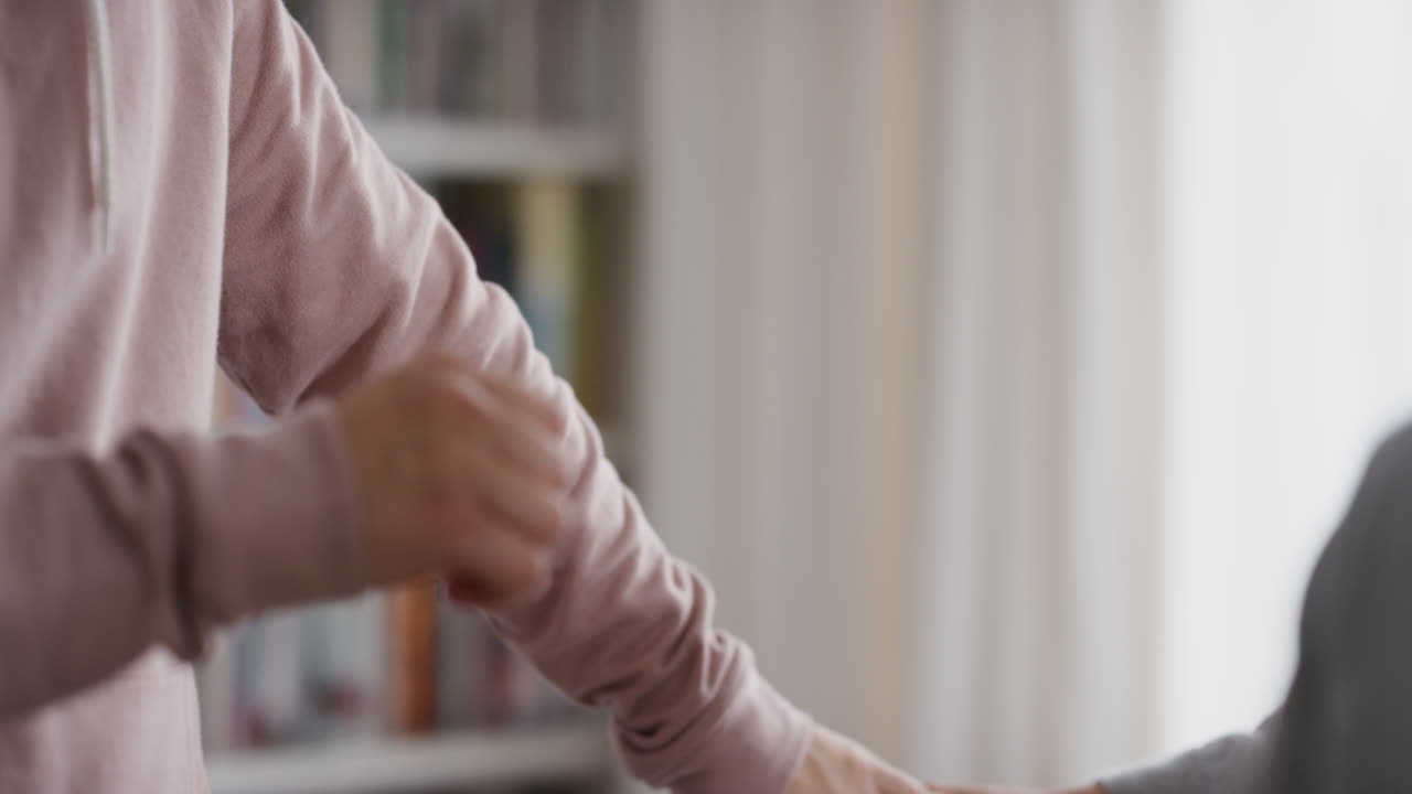 행복한 커플이 손을 잡고 춤을 추고 축하하고 즐겁게 춤추며 함께 놀이를 즐기고 집에서 만적 인 관계를 즐기고 있습니다.