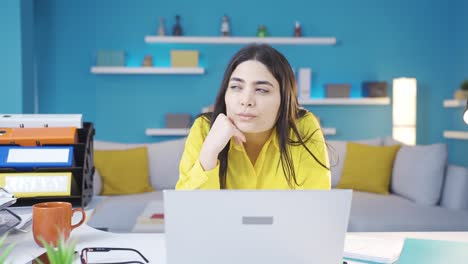 expresión facial de mujer pensativa.