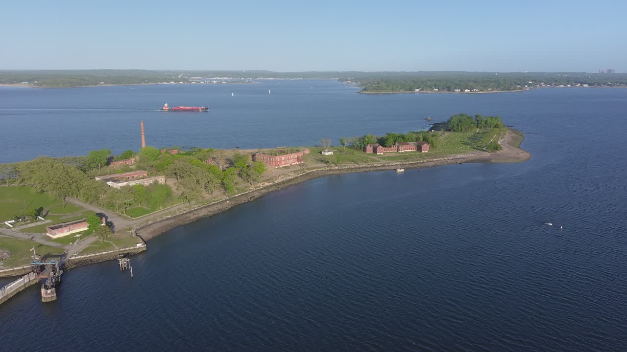 covid19 사망 희생자 3의 하트 섬에 있는 뉴욕의 표시되지 않은 대량 무덤의 불안한 공중