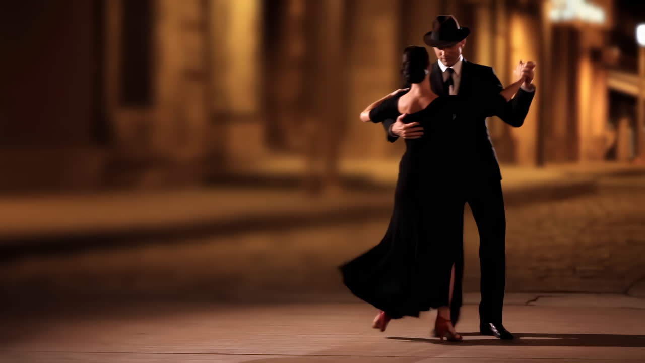 Coppia elegante che balla il tango su una strada cittadina di notte