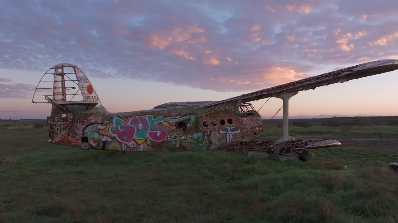 Ødelagt flyvrak ligger i gresskledd soloppgangsåker, Kalimantsi, Bulgaria
