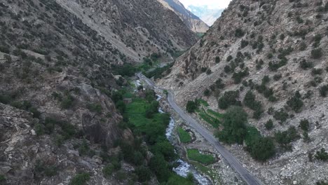 una vista de un avión no tripulado de una hermosa carretera y río en el valle de chilas, gb, pakistán con un impresionante paisaje montañoso extendido