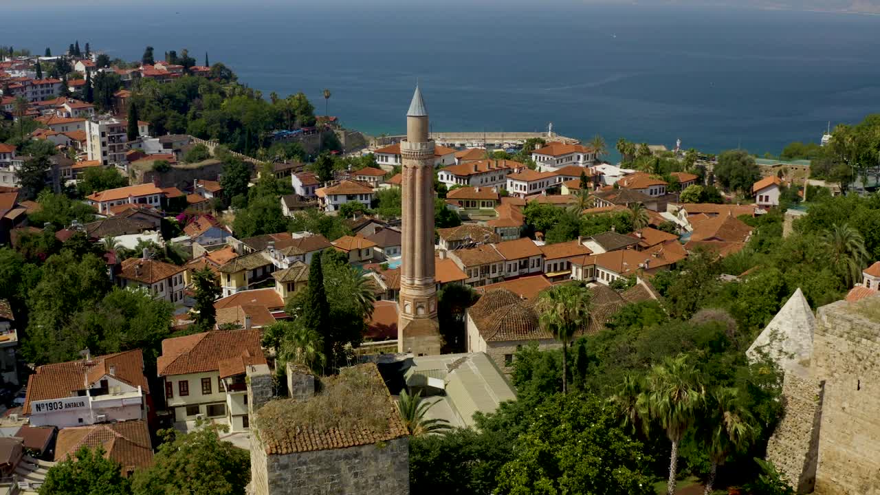 marina de antalya con el castillo de antalia
