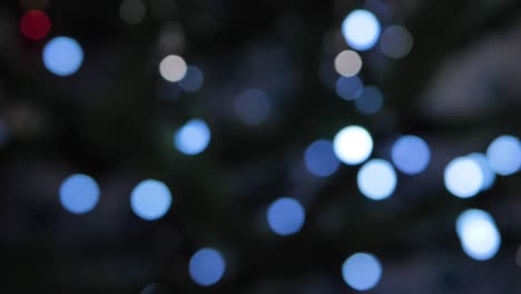 El-árbol-De-Navidad-Artificial-De-Navidad-Gira-Con-Luces,-Luces-De-Navidad