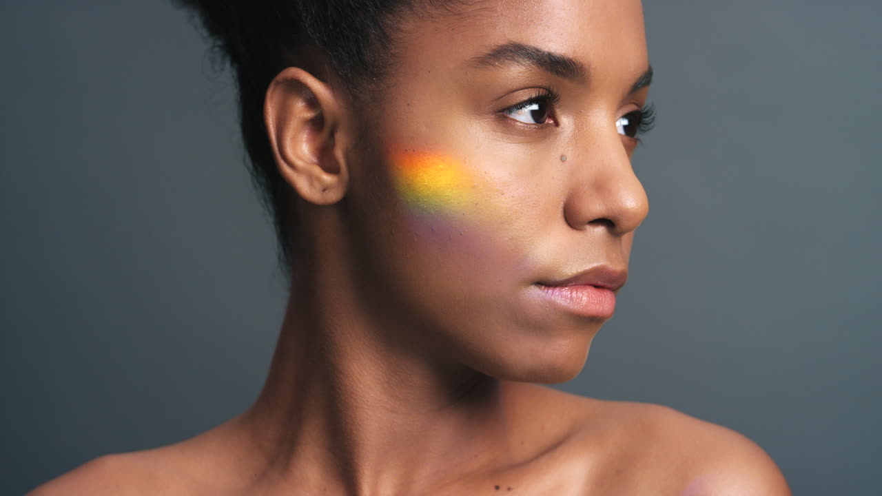 arte, creatividad y luz del arco iris con mujer negra