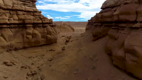 bellas imágenes aéreas de cañones llenos de rocas rojas en utah