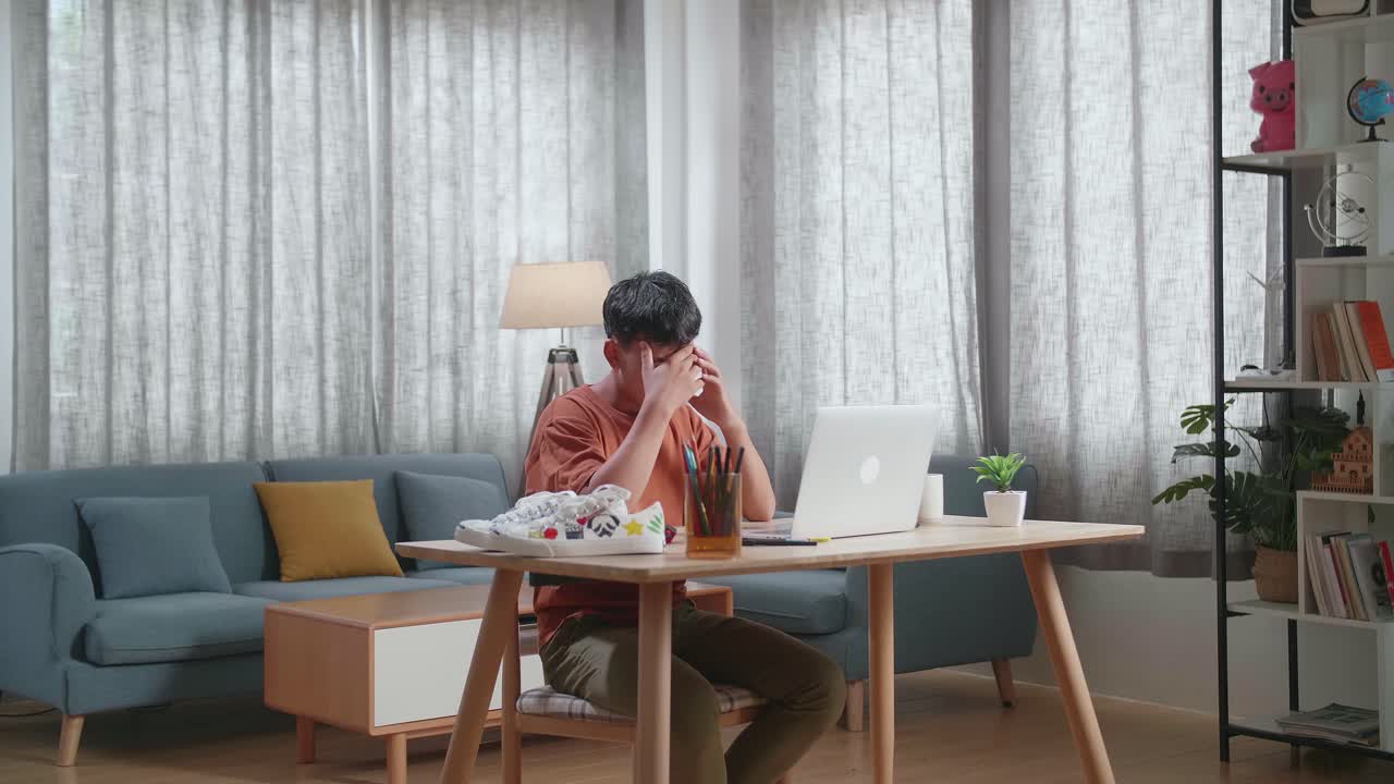 집에서 일하는 스트레스를 받는 학생