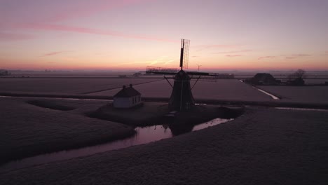 Volando-Cerca-Del-Molino-De-Viento-Babuurstermolen-Durante-Una-Mañana-Fría,-Antena