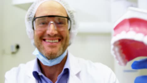 dentista con un modelo de boca
