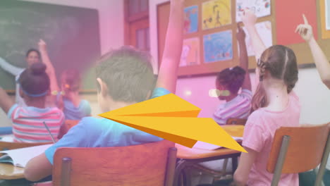 animación de suministros escolares que caen sobre diversos escolares en clase en la escuela