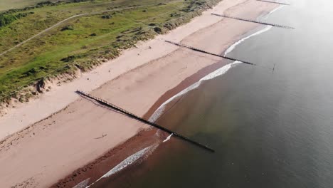 vista aérea del espigón vacío de la playa de dawlish warren