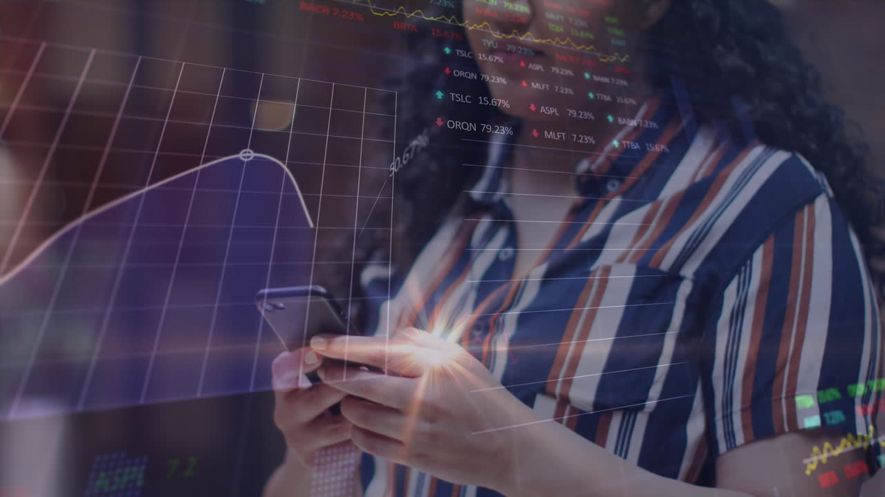 animación de gráficos, tablero de negociación, luces de lente sobre una mujer biracial sonriente desplazándose en el teléfono inteligente