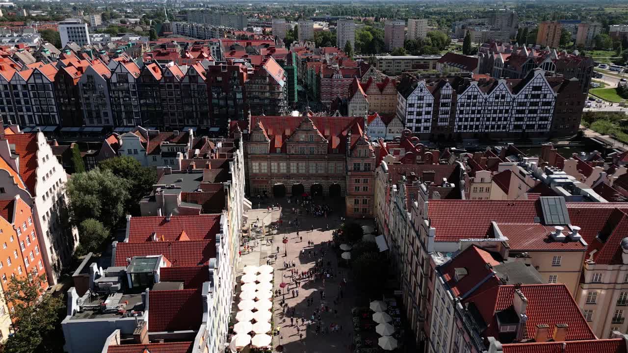큰 오래된 게이트, 아름다운 오래된 도시, 많은 은 집을 가진 도시 중심, gdansk, danzig, gdańsk, 폴란드, 유럽, 드론